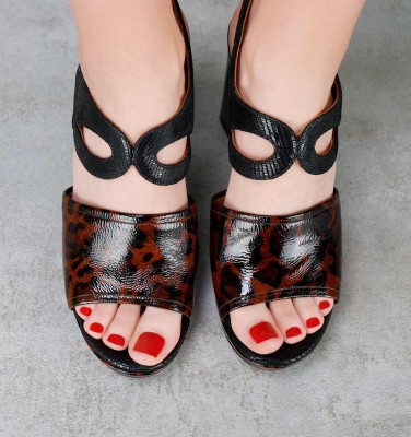 UTE BROWN CHiE MIHARA sandals