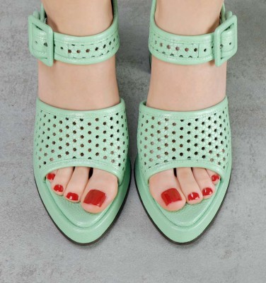 AIJIN GREEN CHiE MIHARA sandals