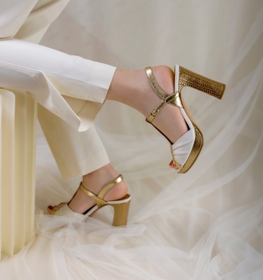 BRI-CASSAN GOLD CHiE MIHARA sandals