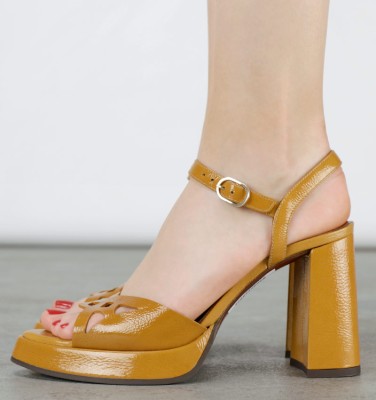 ABEN OCHER CHiE MIHARA sandals