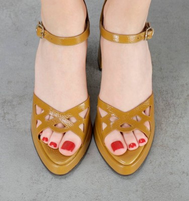 ABEN OCHER CHiE MIHARA sandals