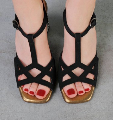 PLAU BLACK & WHITE CHiE MIHARA sandals