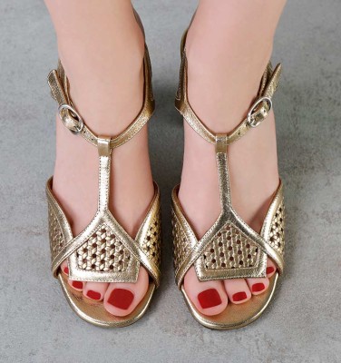 BESSY GOLD CHiE MIHARA sandals